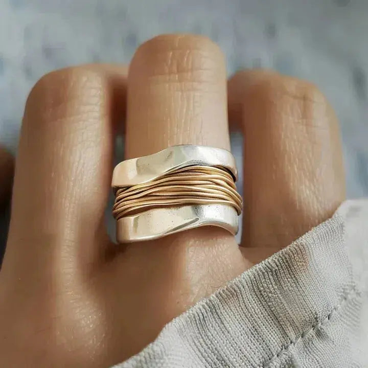 Bague Sculpturale en Argent avec Accents de Fil Doré