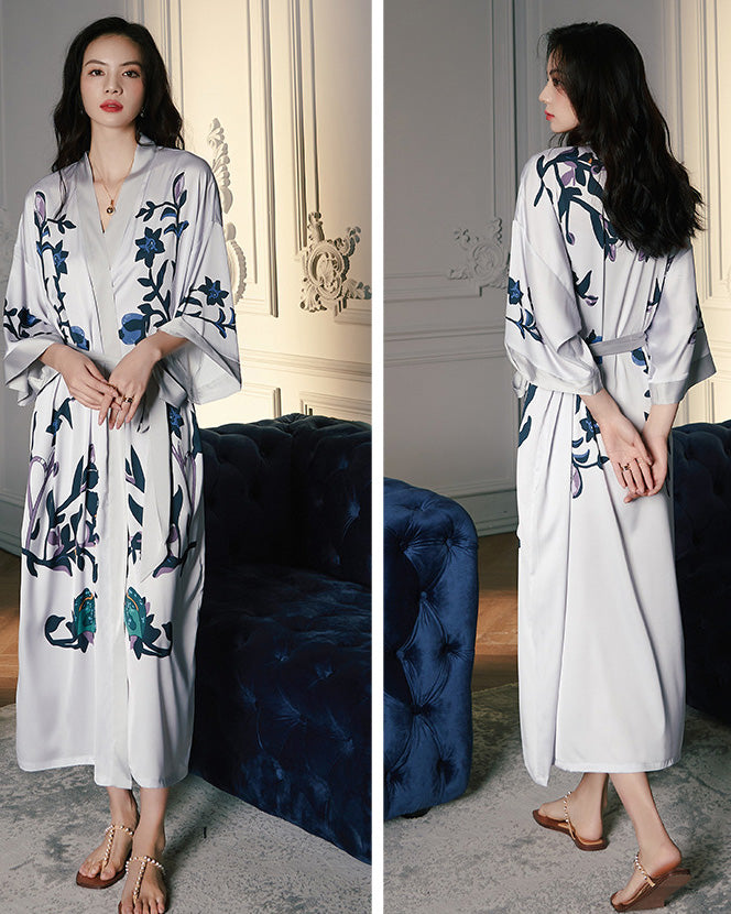 Kimono Robe en Satin Blanc pour Femme avec Imprimé Botanique Bleu Marine | Loungewear Floral de Luxe