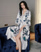 Kimono Robe en Satin Blanc pour Femme avec Imprimé Botanique Bleu Marine | Loungewear Floral de Luxe