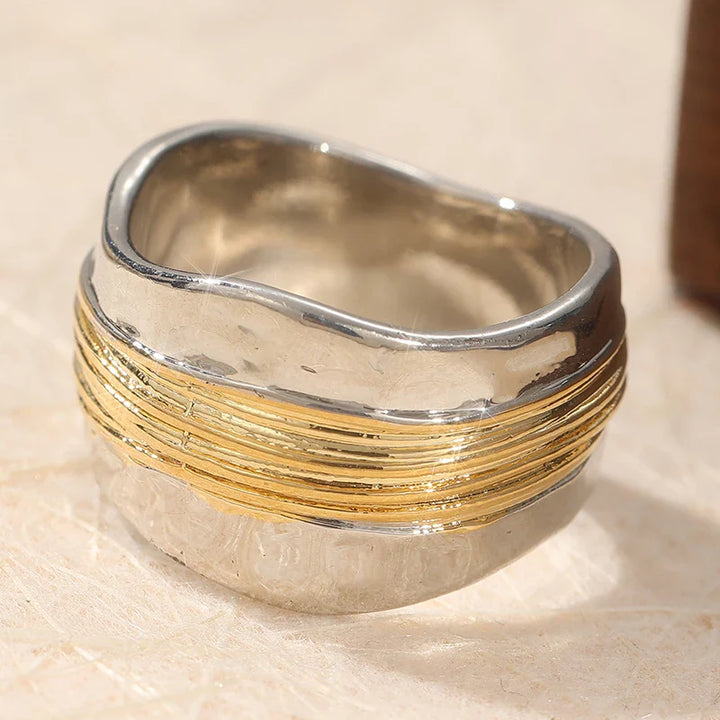 Bague Sculpturale en Argent avec Accents de Fil Doré