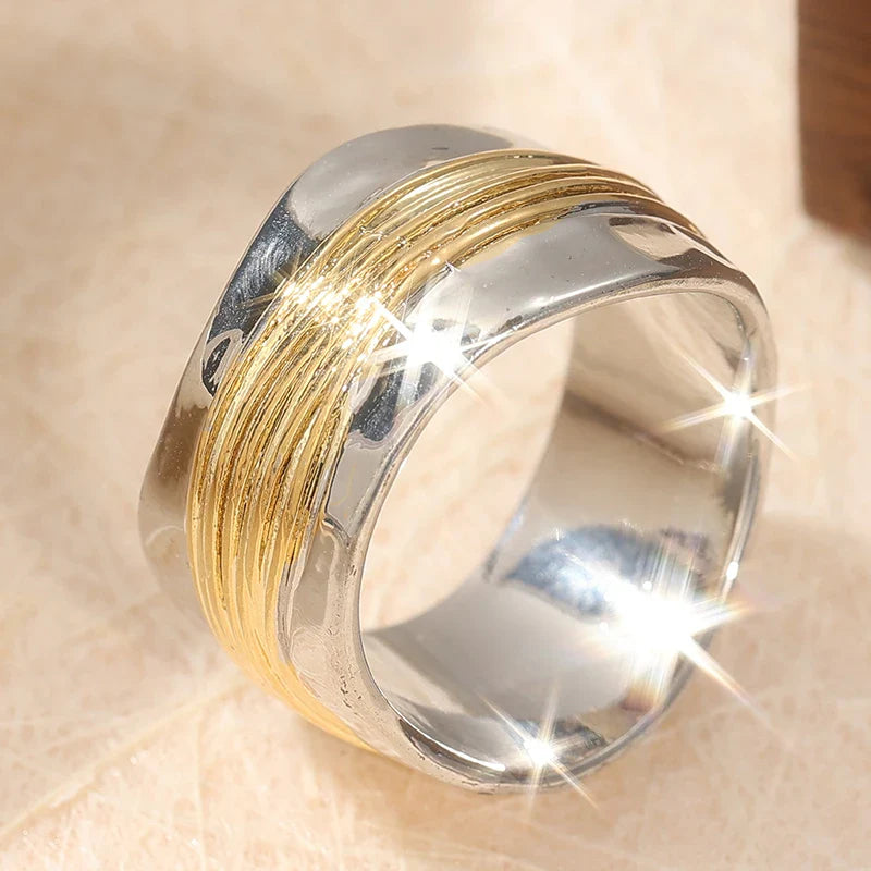 Bague Sculpturale en Argent avec Accents de Fil Doré